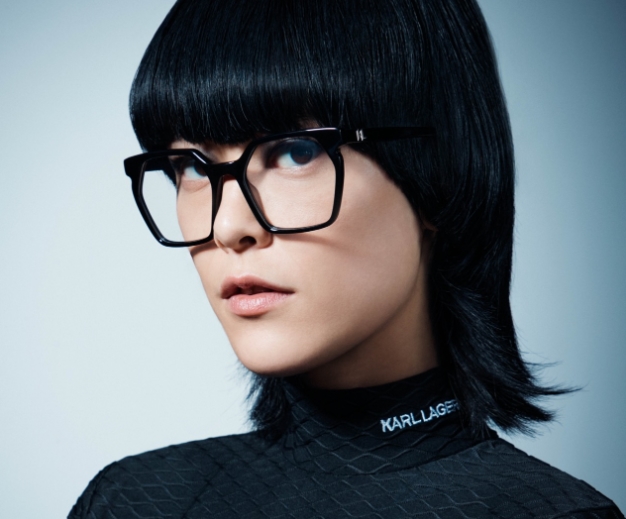 woman in thick frame karl lagerfeld glasses